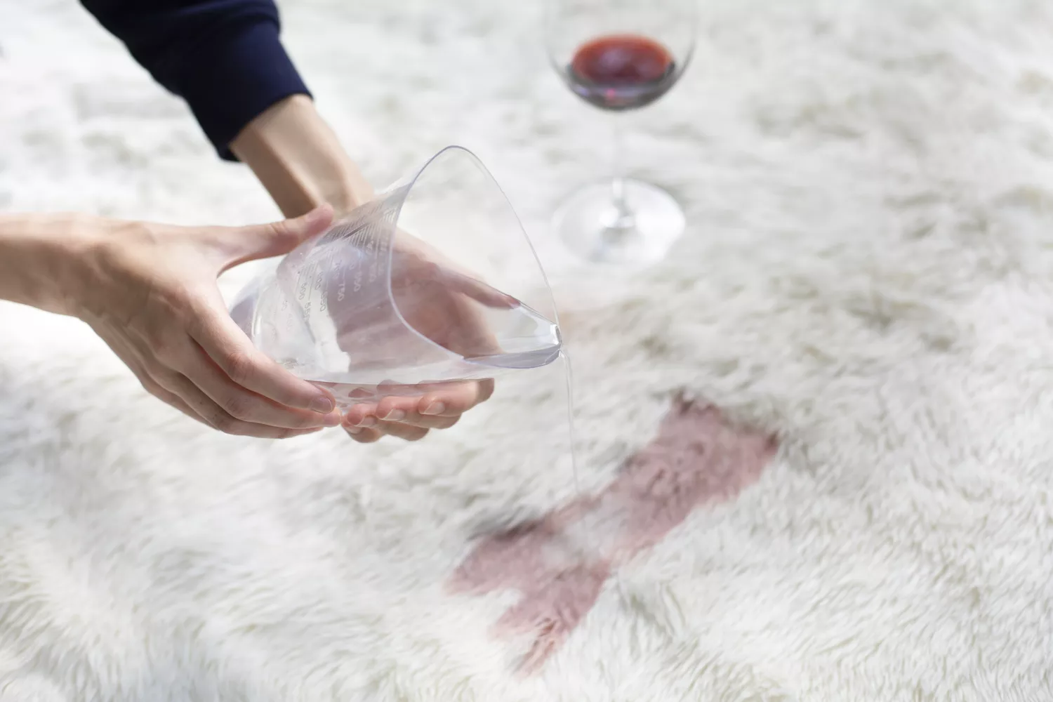 Loại bỏ vết rượu vang bám trên sàn nhà như thế nào?